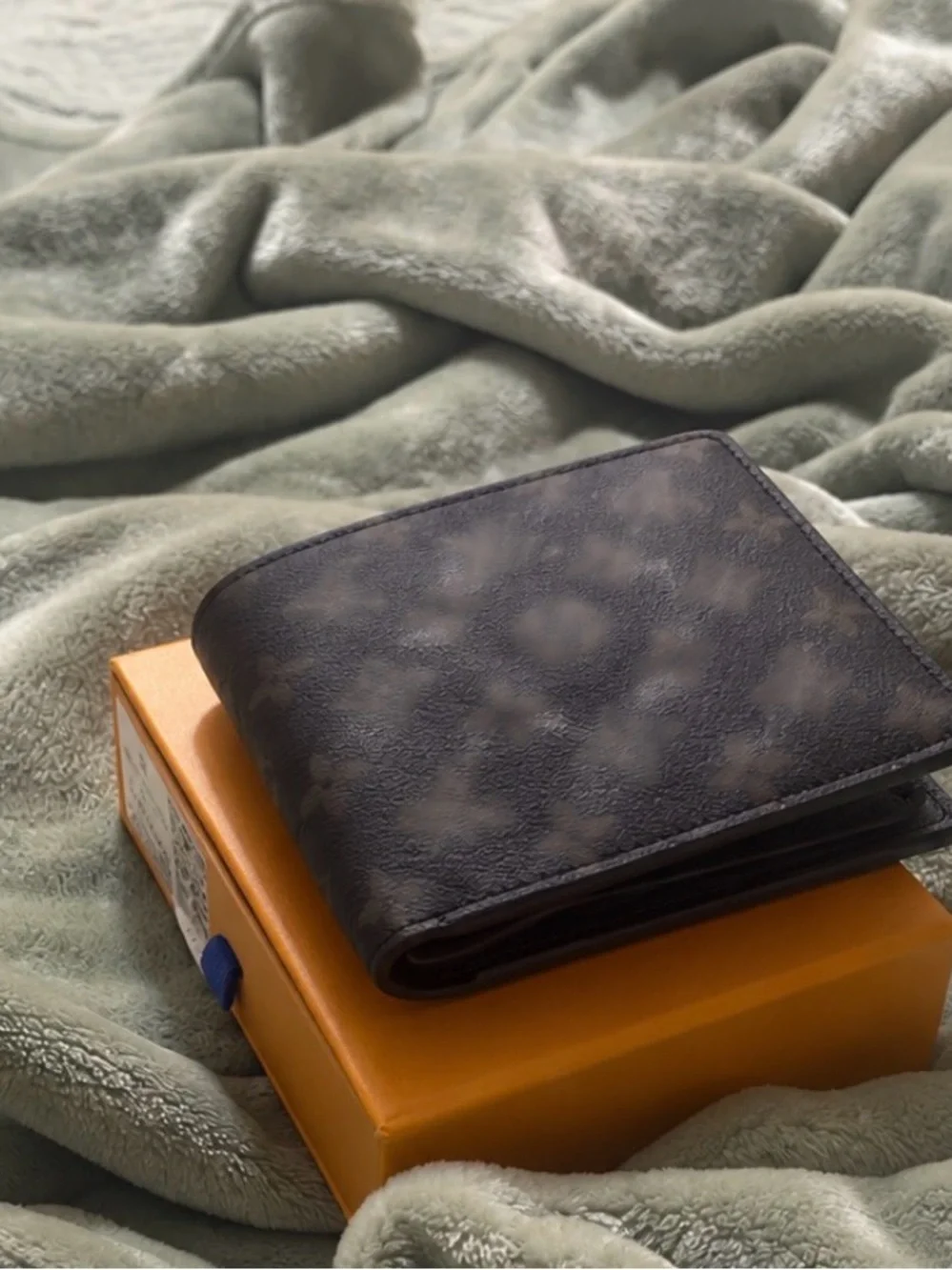 Men's Black Patterned Leather Bi-Fold Wallet